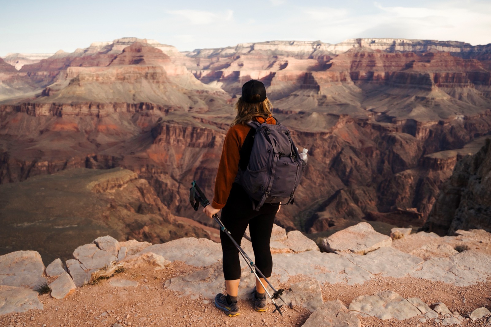 Femme randonnant près du Grand Canyon