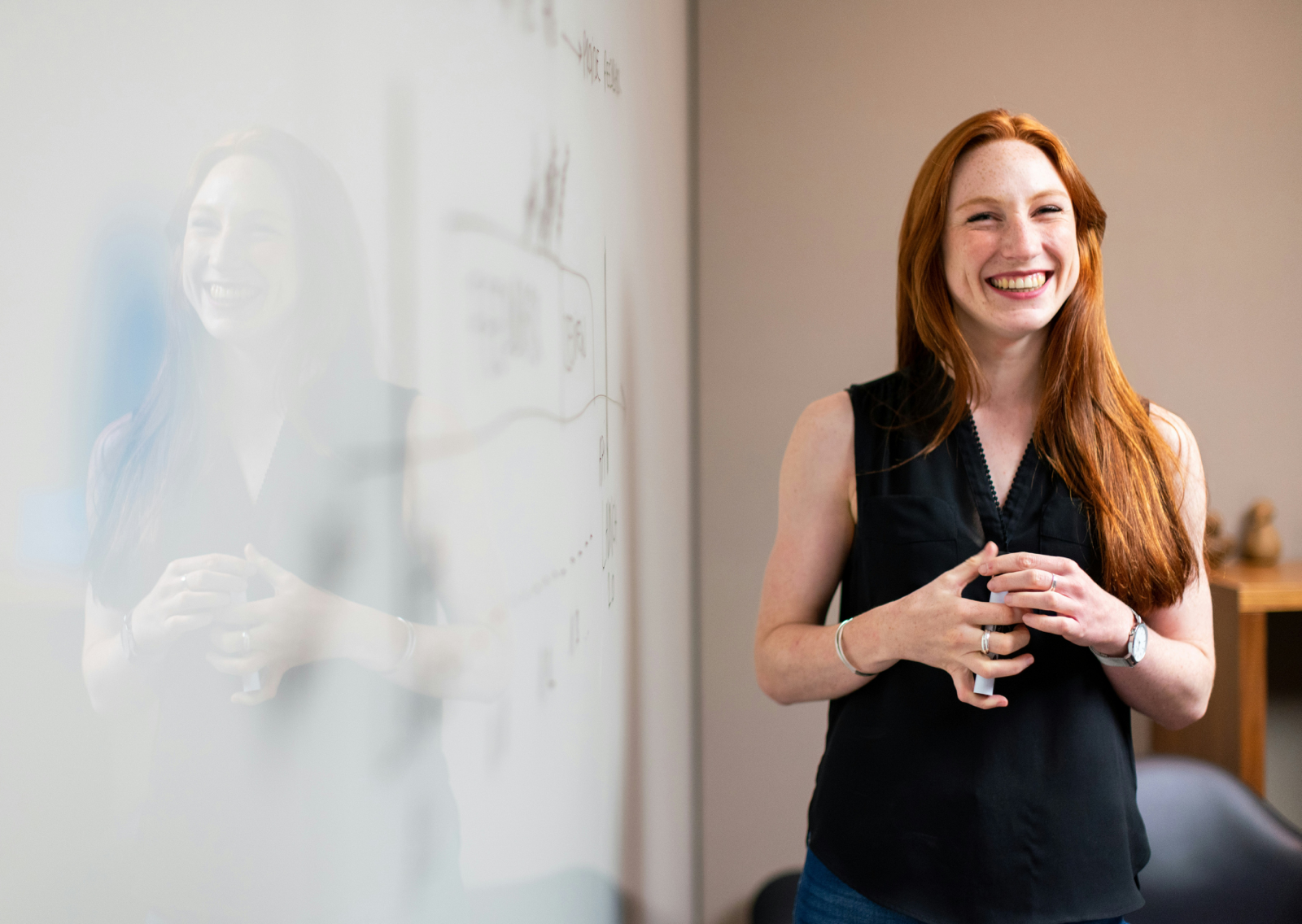 Jeune femme qui lance son agence de voyages