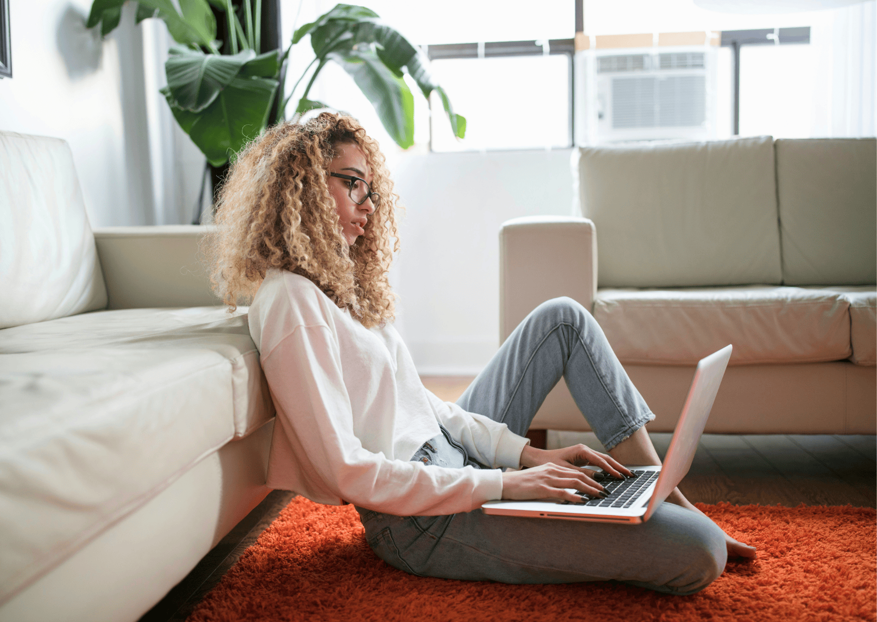 Femme entrepreneure sur son ordinateur