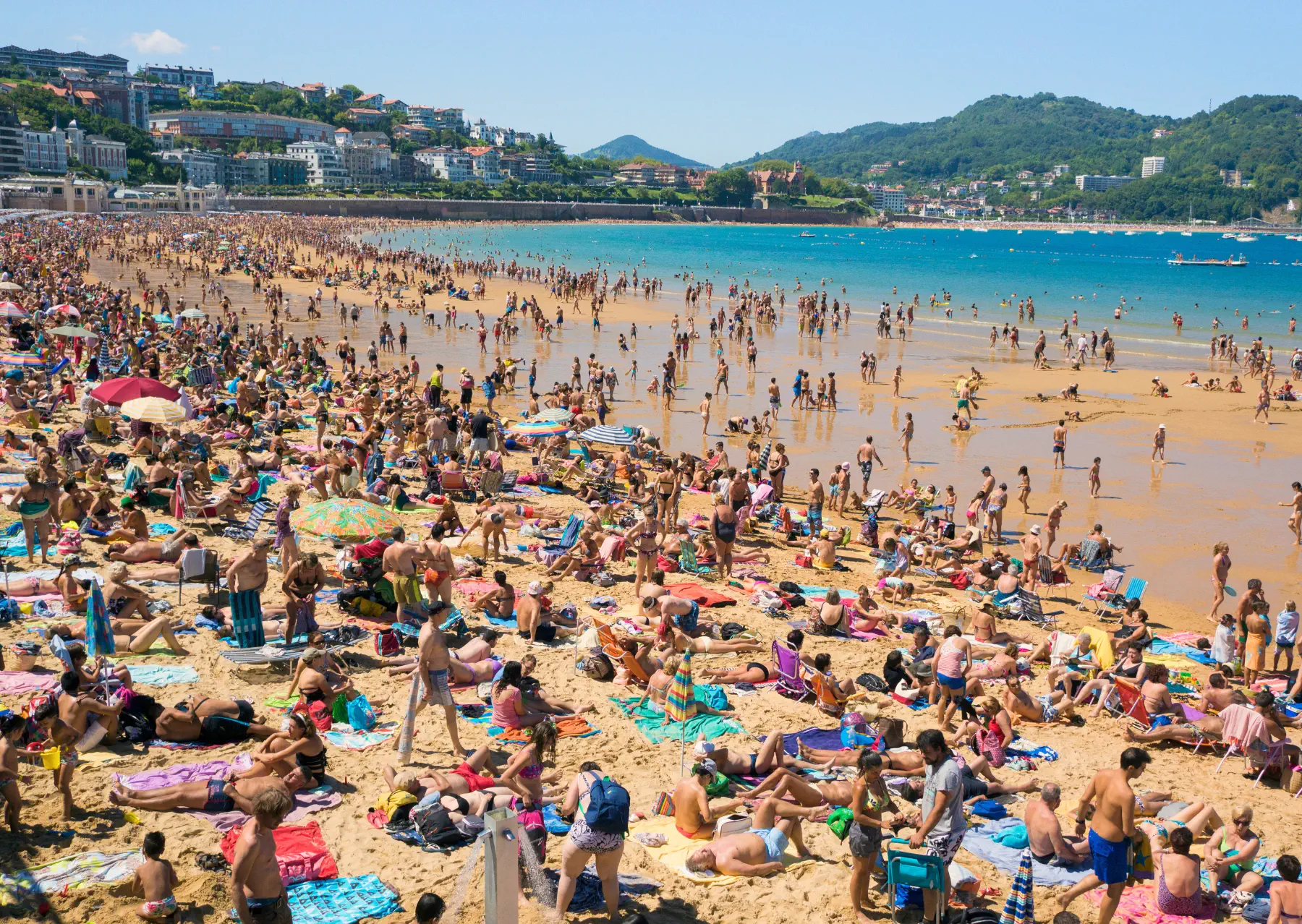 Plage bondée à cause du surtourisme